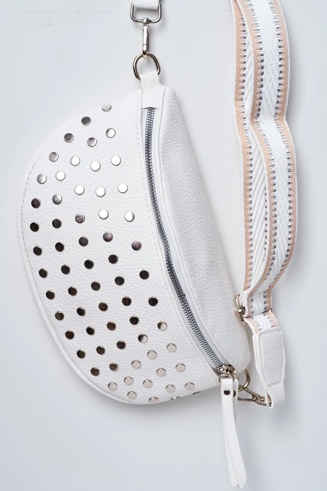 Riñonera tachas blanca