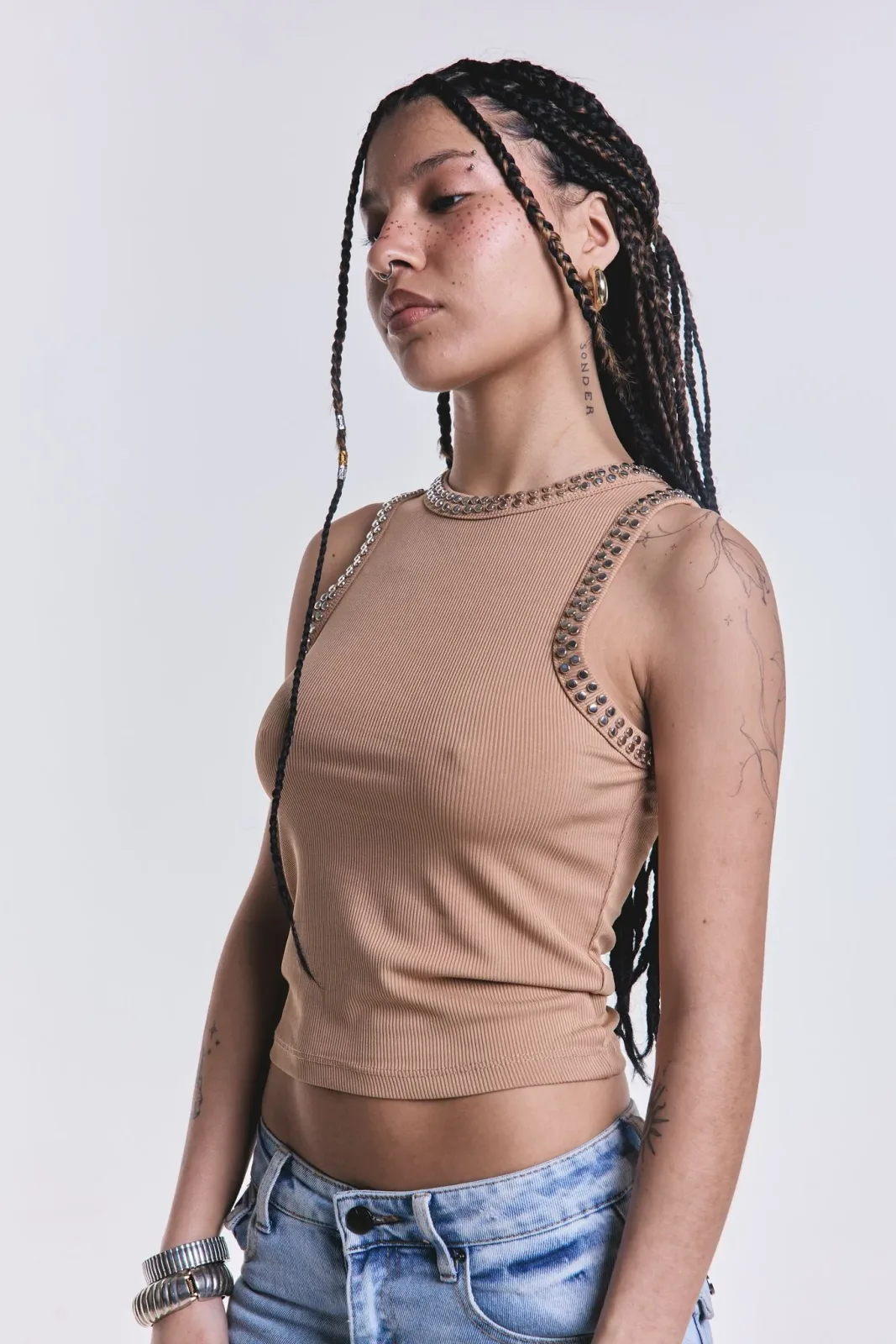 Musculosa Rogue Tachas Camel L26-3041