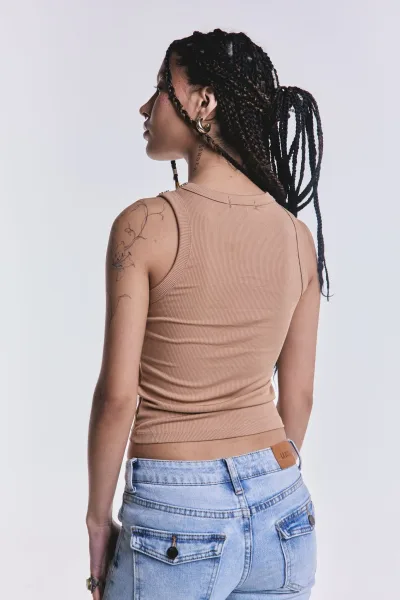 Musculosa Rogue Tachas Camel L26-3041