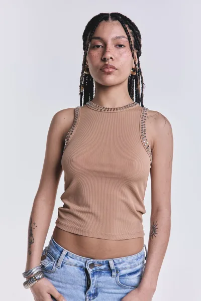 Musculosa Rogue Tachas Camel L26-3041