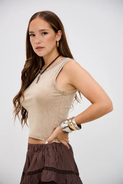 Musculosa Acid Tachas Beige L26-3310