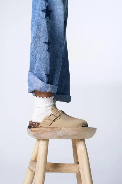 Zueco Tachas Beige  YY-02
