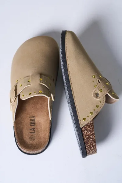 Zueco Tachas Beige  YY-02